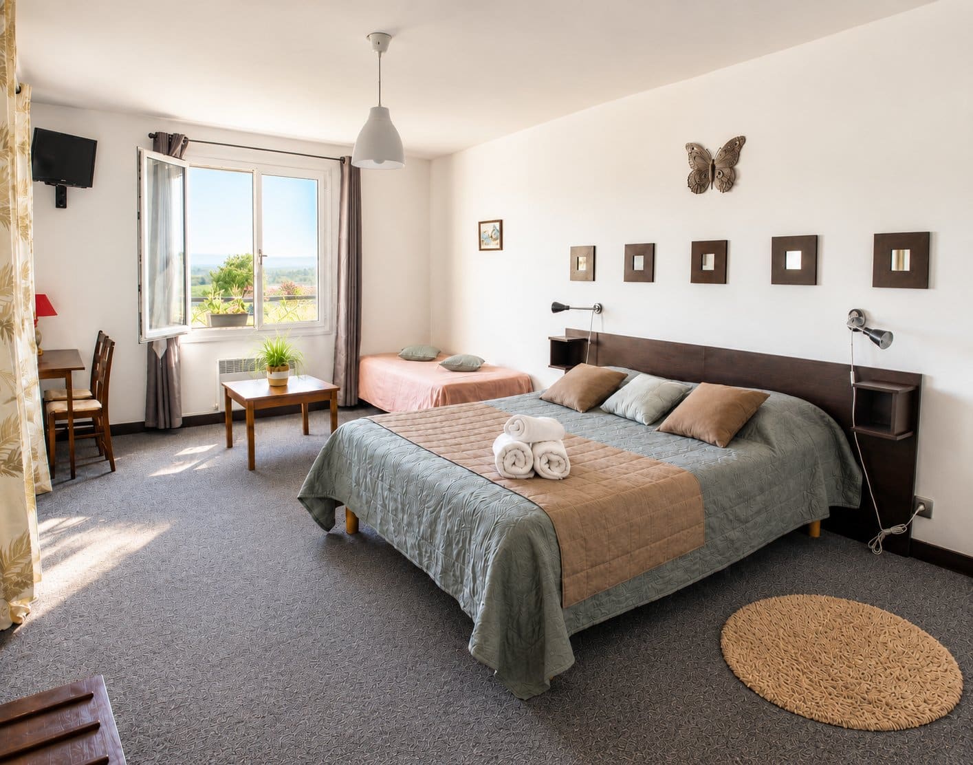 Chambre Cabine 3 de l'Hôtel La Coursive à l'île d'Oléron, grand lit et vue sur la campagne